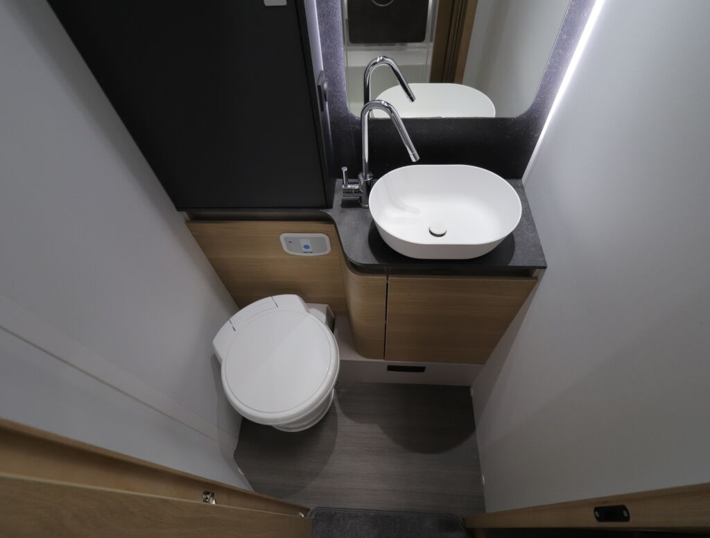 Adria MATRIX PLUS M 670SL 2021 Valkoinen