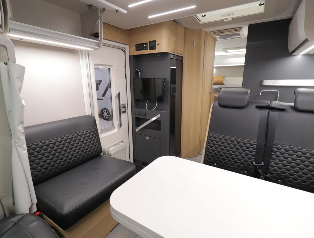 Adria MATRIX PLUS M 670SL 2021 Valkoinen