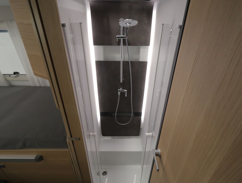 Adria MATRIX PLUS M 670SL 2021 Valkoinen