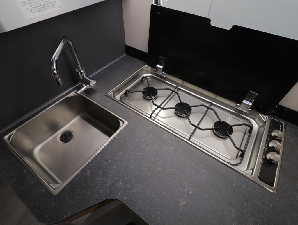 Adria MATRIX PLUS M 670SL 2021 Valkoinen