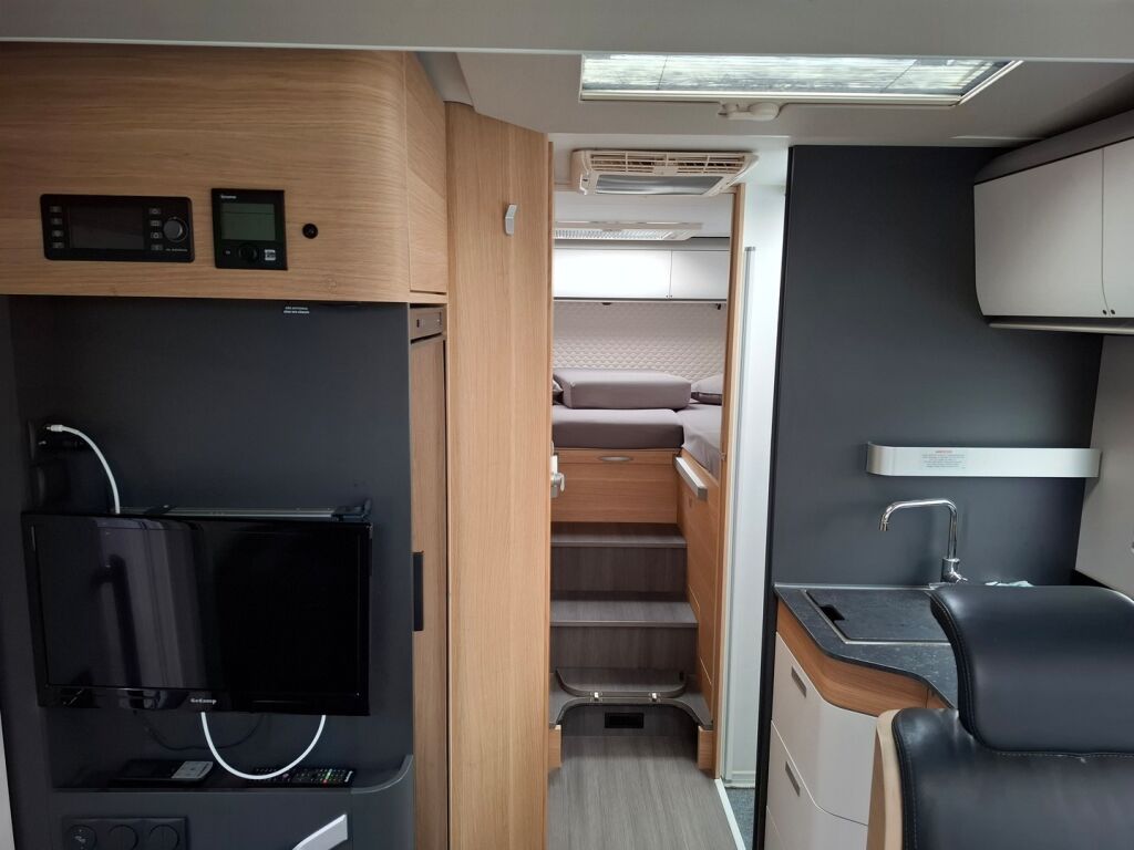 Adria MATRIX PLUS M 670SL 2021 Valkoinen
