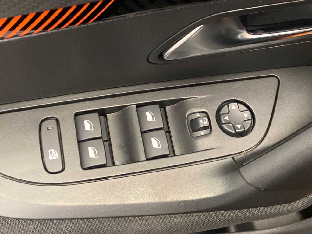 Peugeot 2008 2021 Oranssi