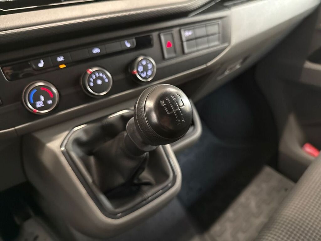 Volkswagen Transporter 2021 Valkoinen