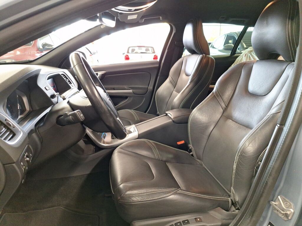 Volvo V60 2018 Sininen