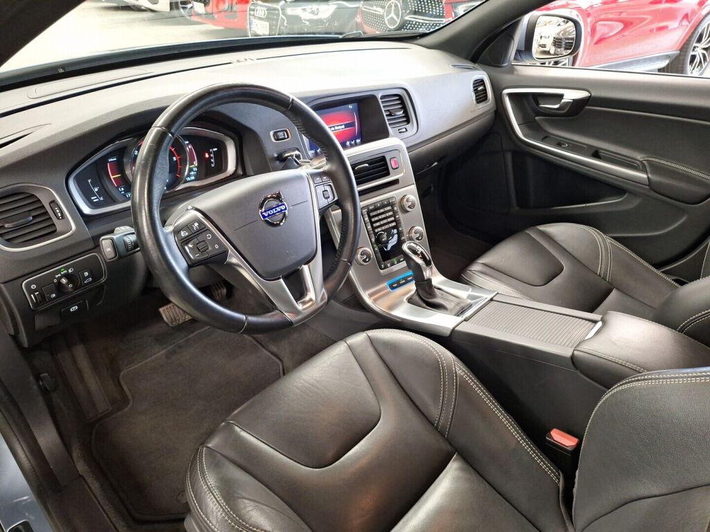 Volvo V60 2018 Sininen