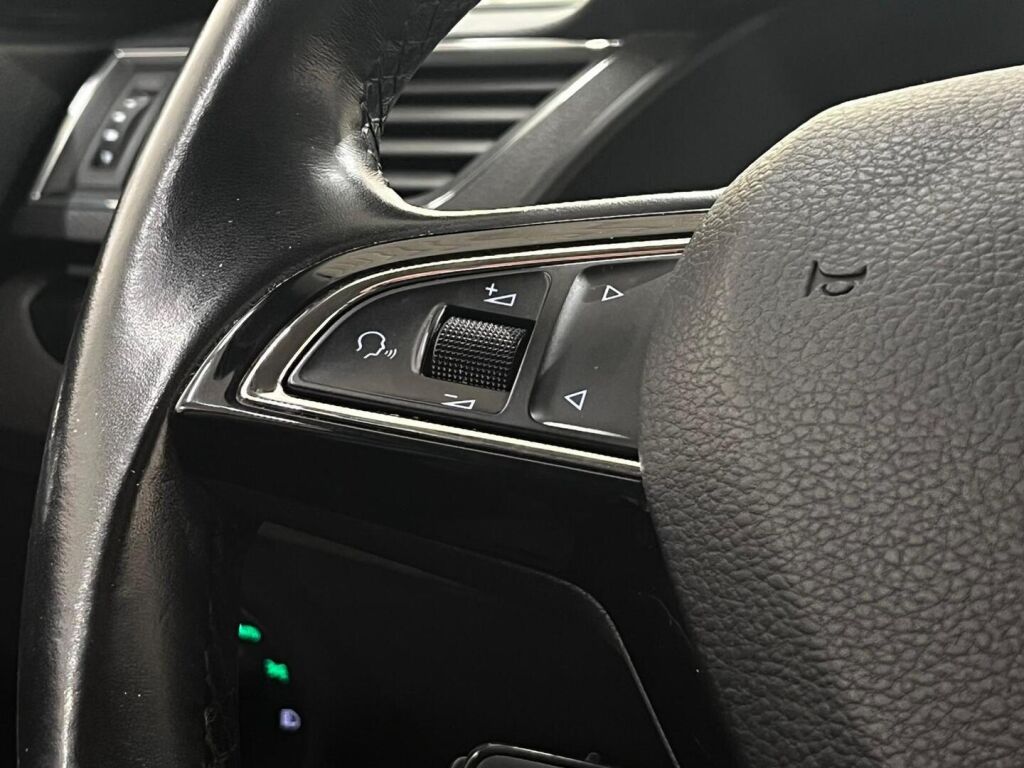 Skoda Superb 2016 Musta