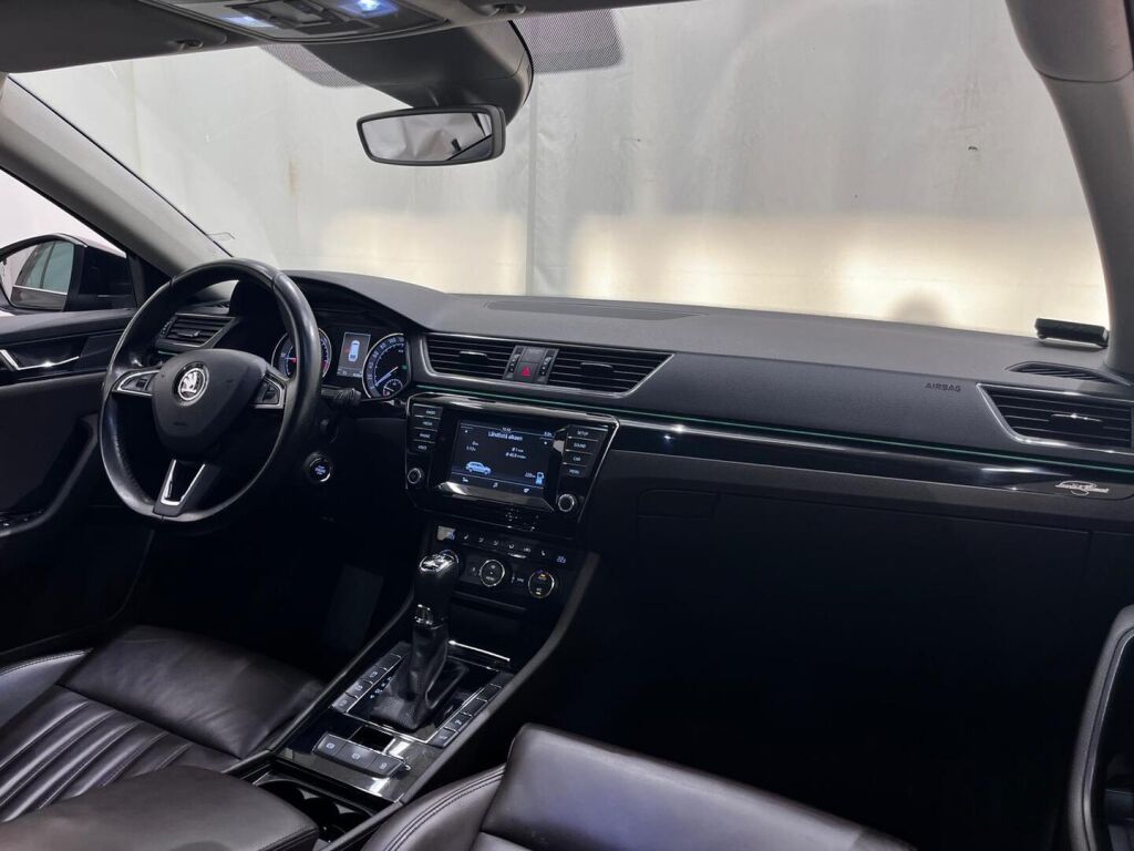 Skoda Superb 2016 Musta