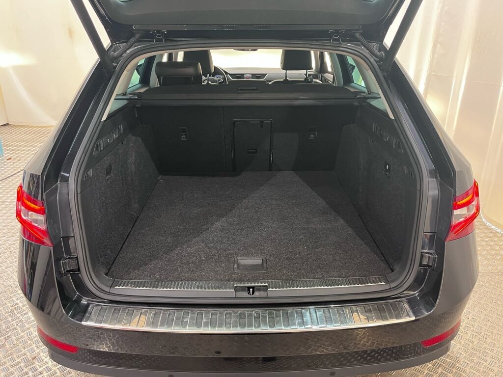 Skoda Superb 2016 Musta