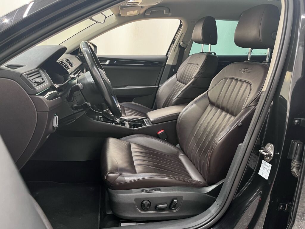 Skoda Superb 2016 Musta