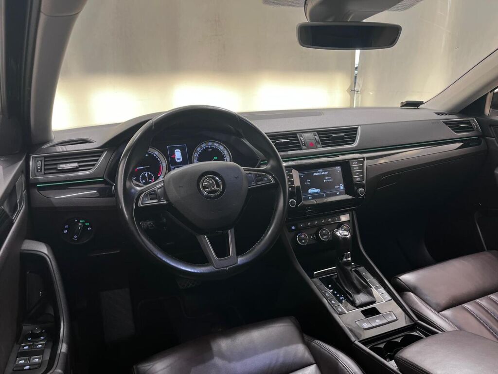 Skoda Superb 2016 Musta