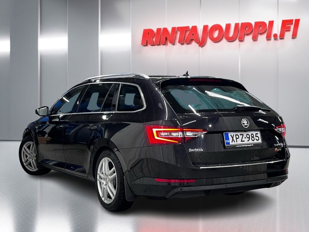 Skoda Superb 2016 Musta