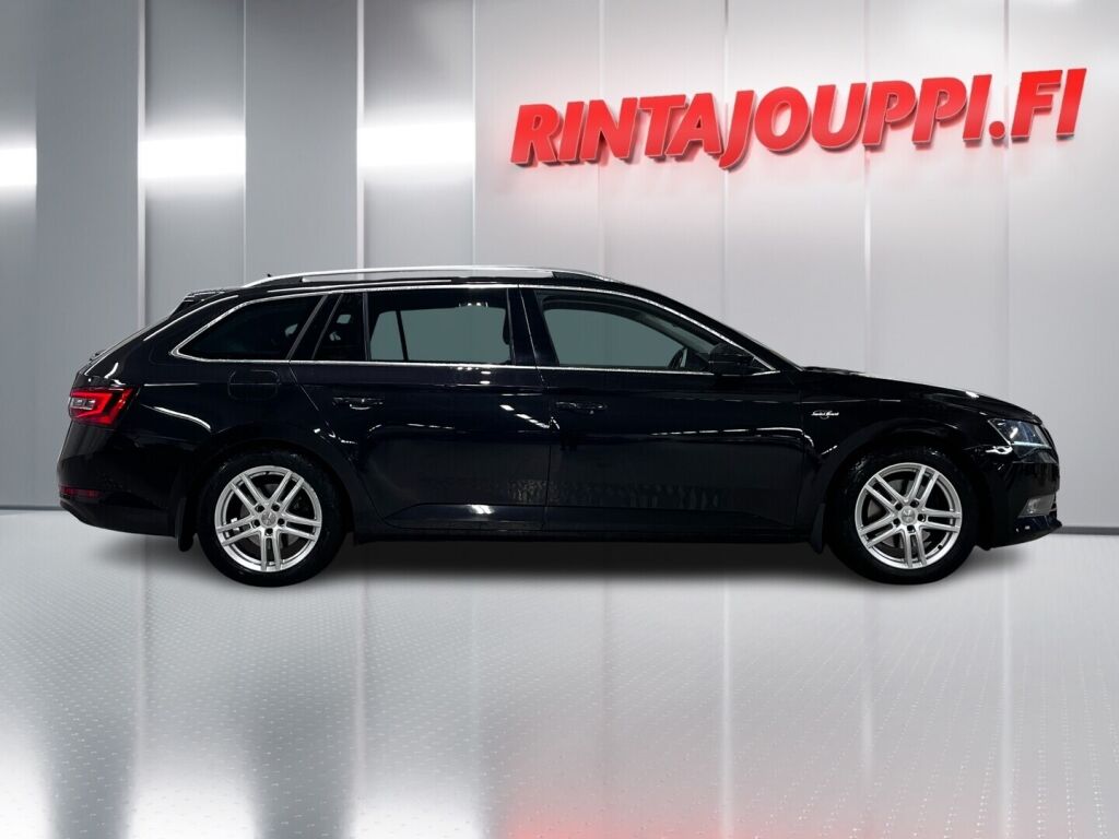 Skoda Superb 2016 Musta