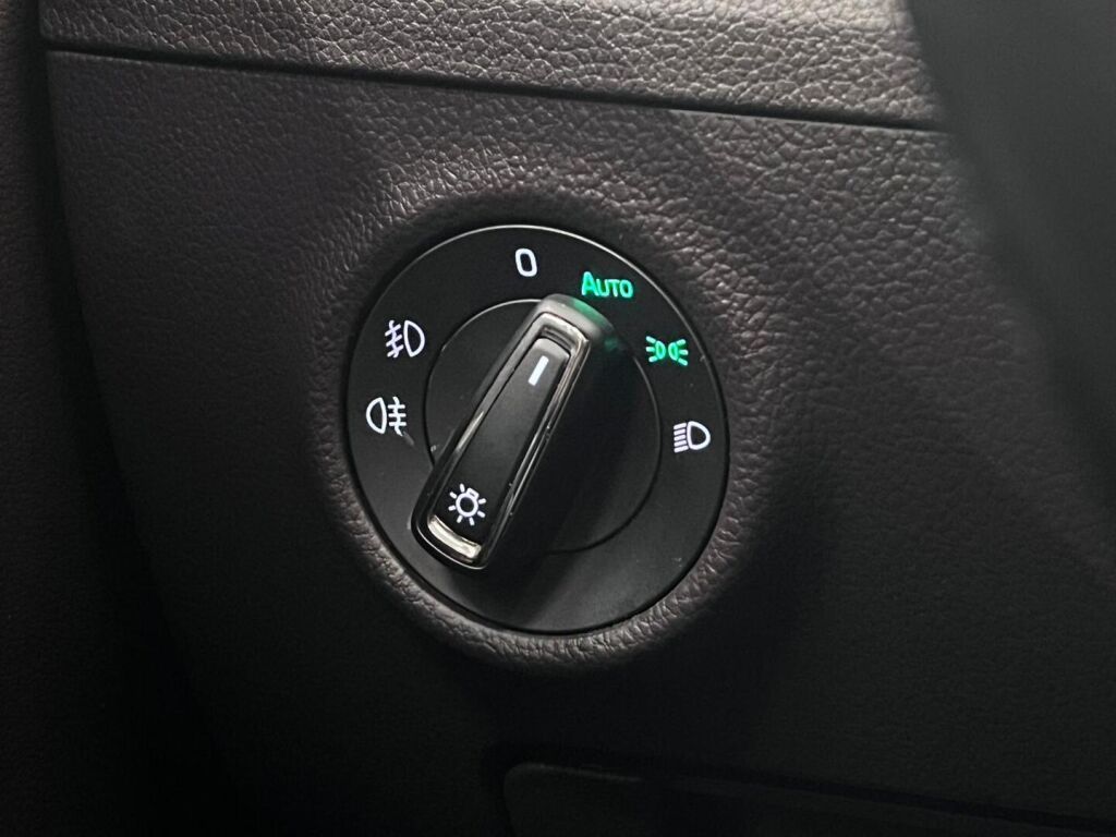 Skoda Superb 2016 Musta