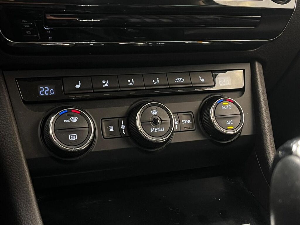 Skoda Superb 2016 Musta