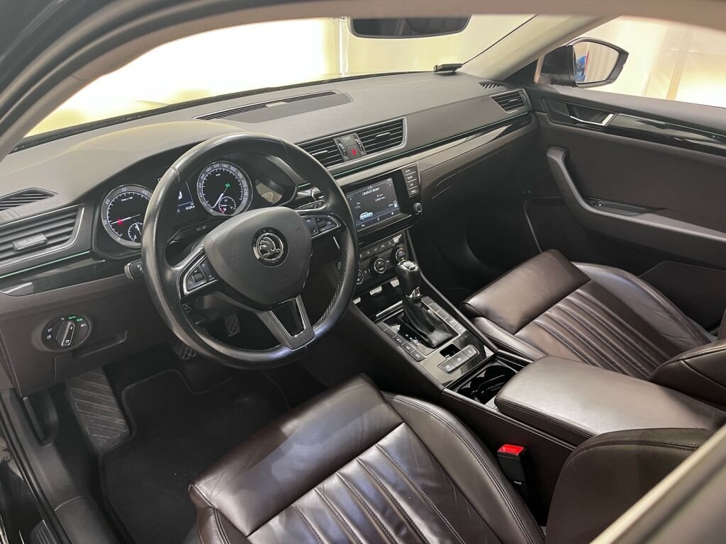 Skoda Superb 2016 Musta