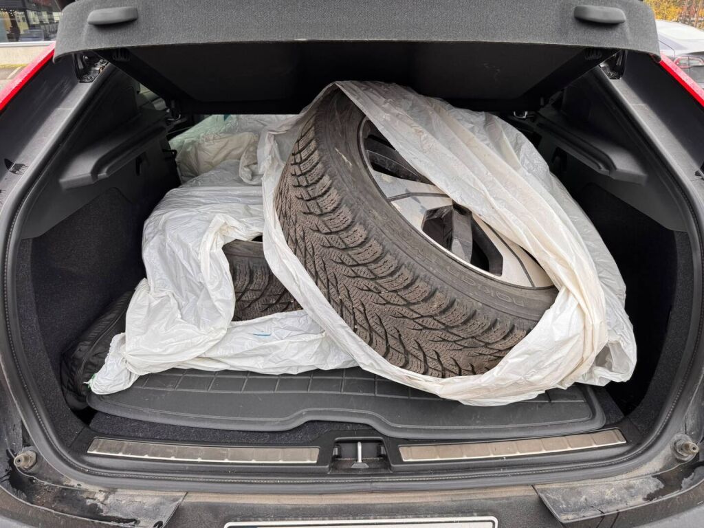 Volvo C40 2022 Musta