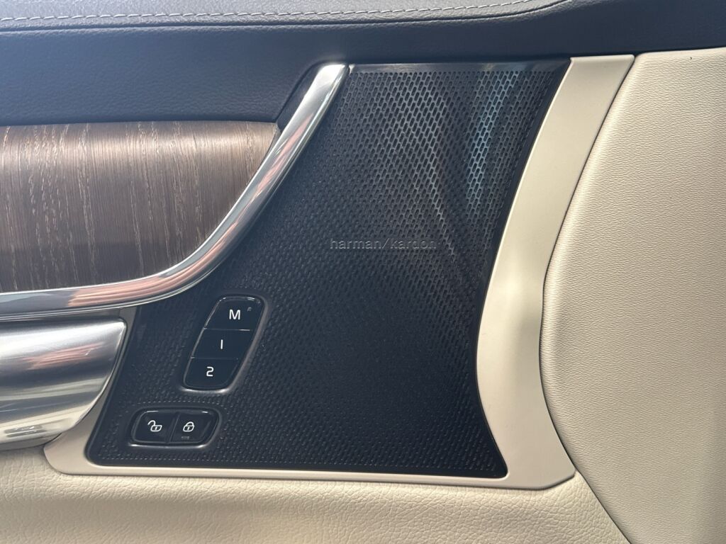 Volvo V90 2022 Musta