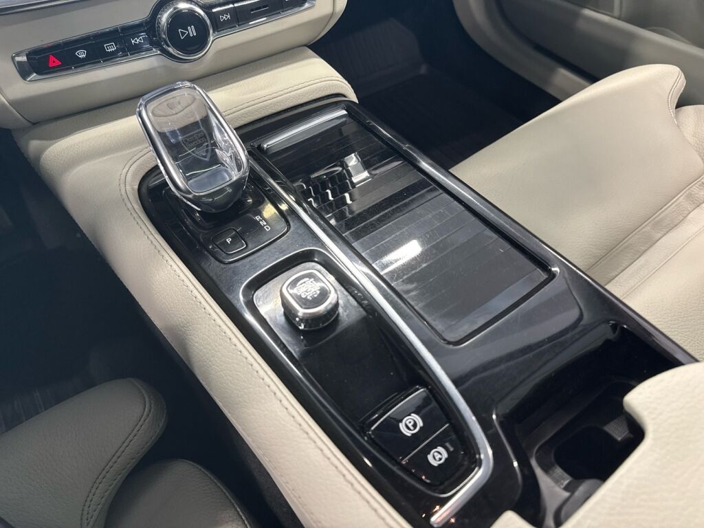 Volvo V90 2022 Musta