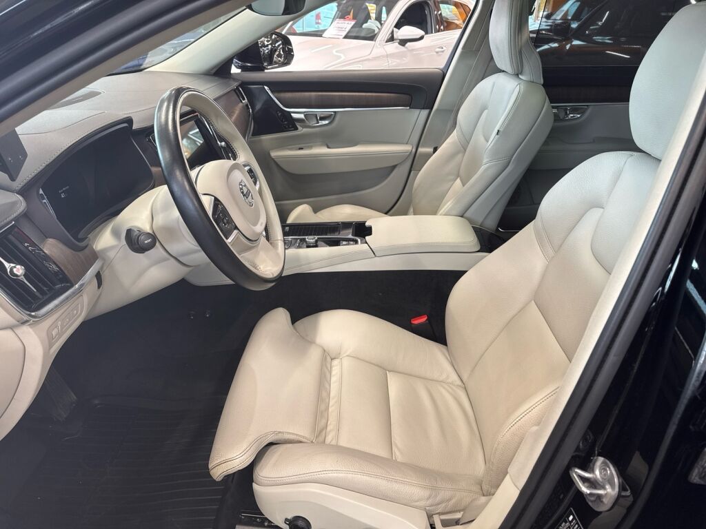 Volvo V90 2022 Musta