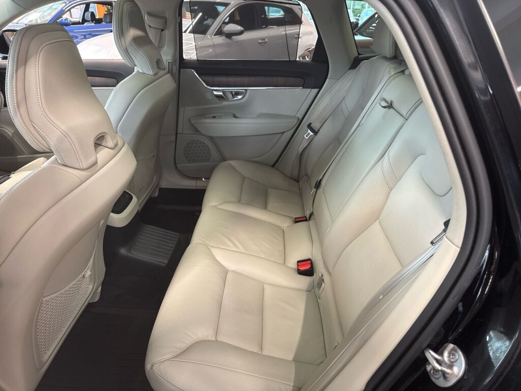 Volvo V90 2022 Musta