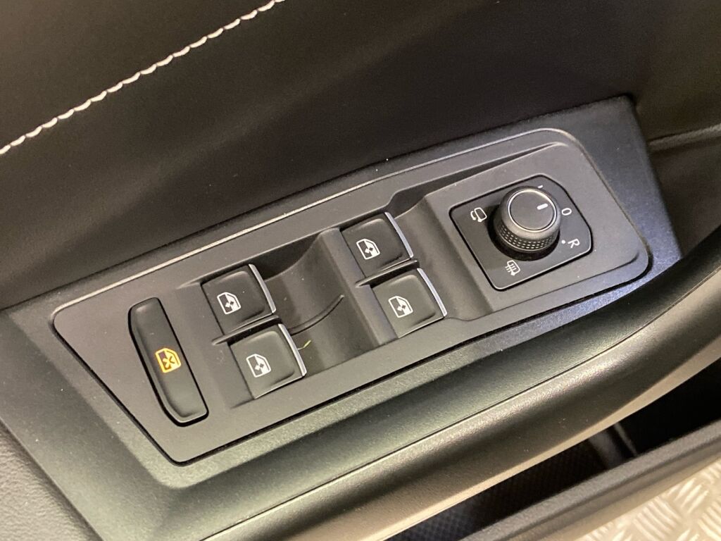 Volkswagen T-Roc 2022 Musta