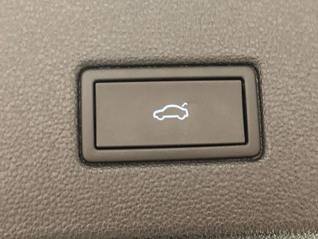 Volkswagen T-Roc 2022 Musta