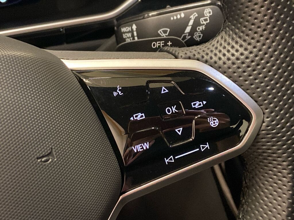 Volkswagen T-Roc 2022 Musta