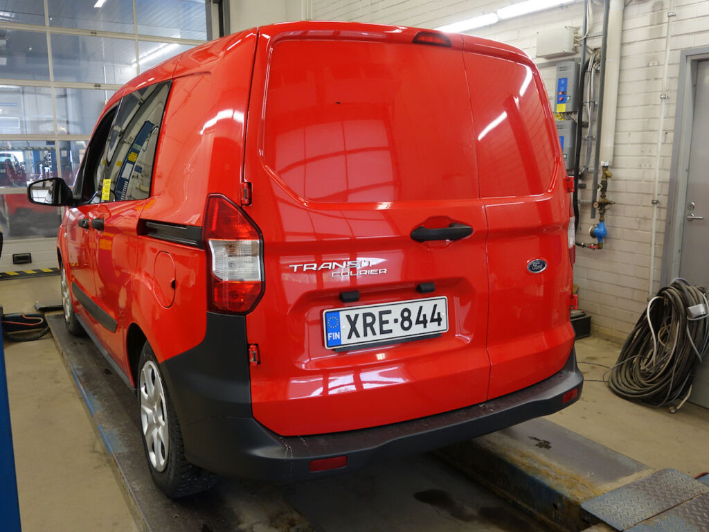 Ford Transit Courier 2022 Punainen