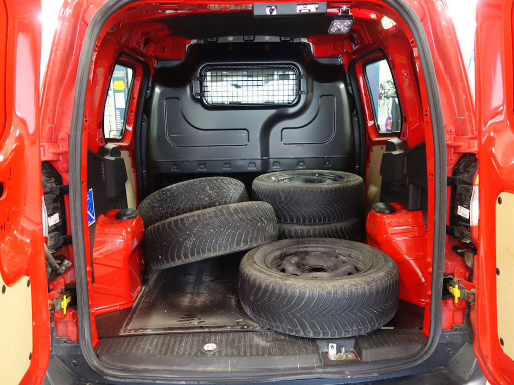 Ford Transit Courier 2022 Punainen