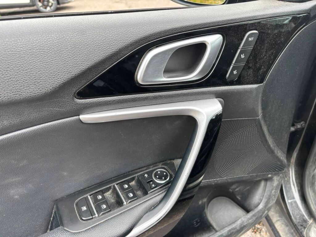 Kia Ceed 2021 Musta