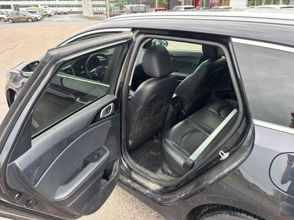 Kia Ceed 2021 Musta