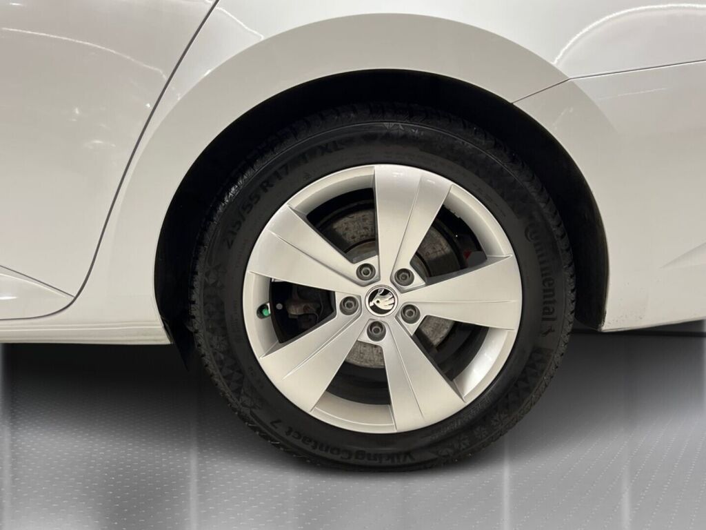 Skoda Superb 2022 Valkoinen