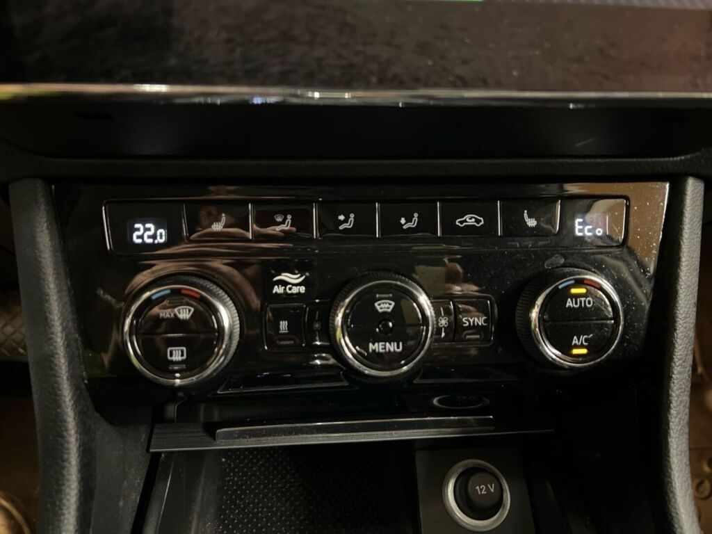 Skoda Superb 2022 Valkoinen