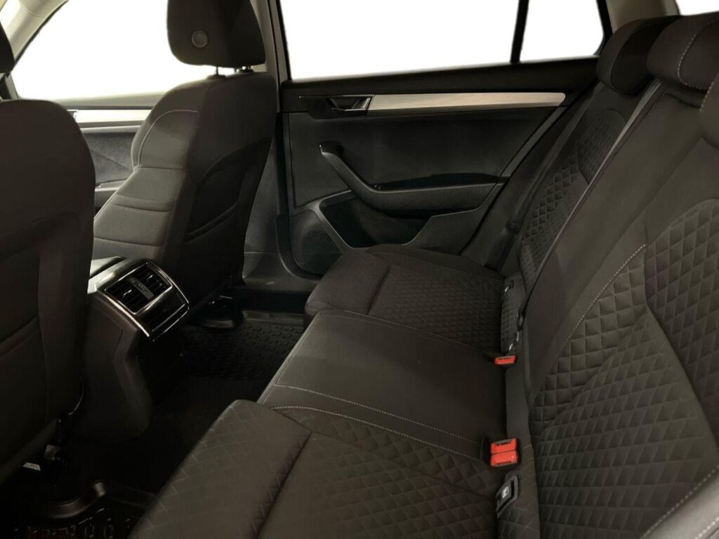 Skoda Superb 2022 Valkoinen