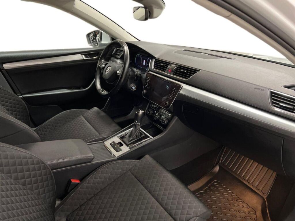 Skoda Superb 2022 Valkoinen