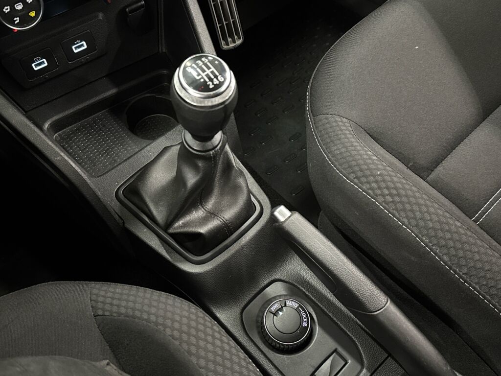 Dacia Duster 2022 Valkoinen