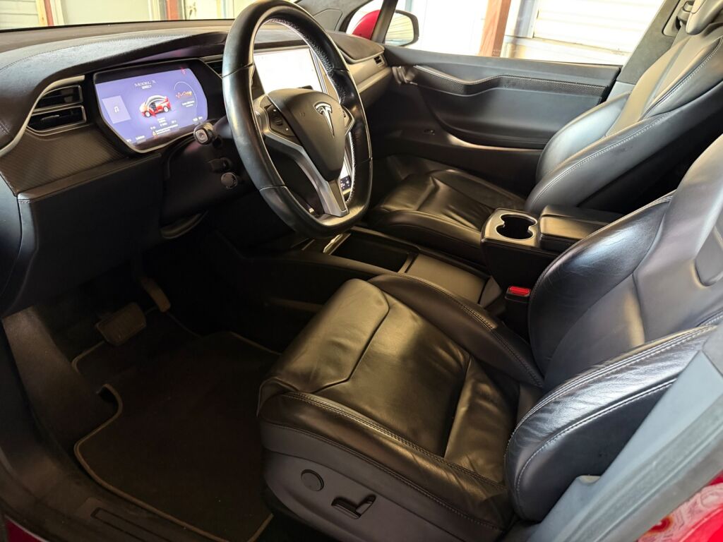 Tesla Model X 2017 Punainen