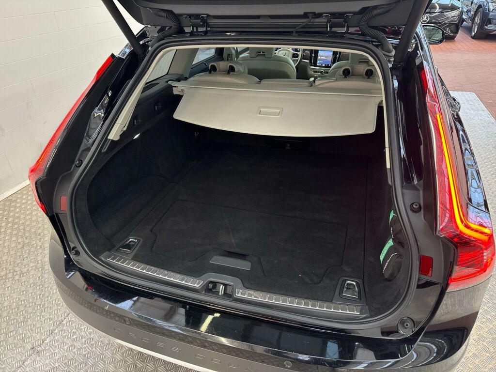 Volvo V90 Cross Country 2022 Musta