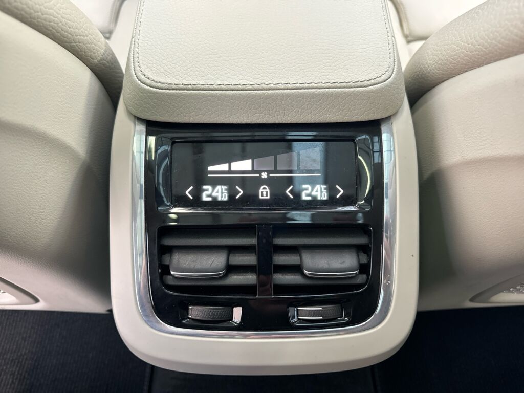 Volvo V90 Cross Country 2022 Musta