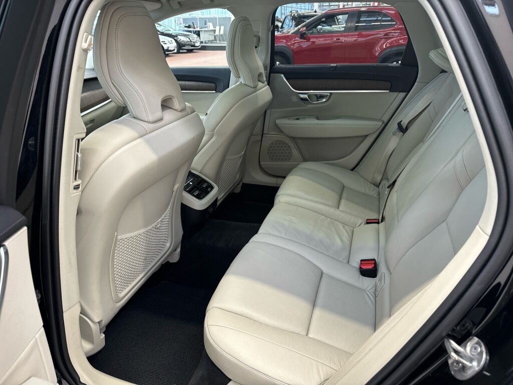 Volvo V90 Cross Country 2022 Musta