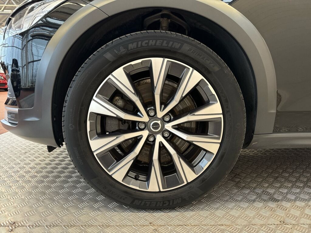 Volvo V90 Cross Country 2022 Musta