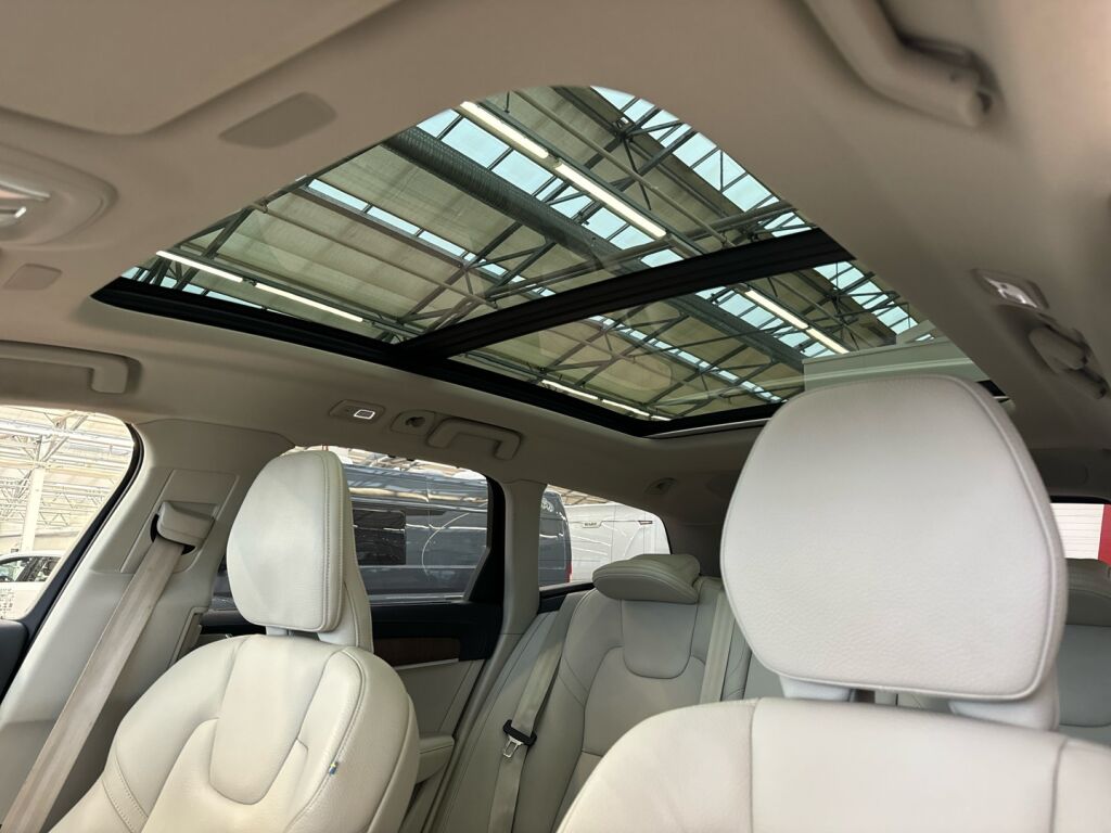 Volvo V90 Cross Country 2022 Musta
