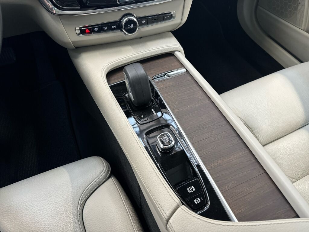 Volvo V90 Cross Country 2022 Musta