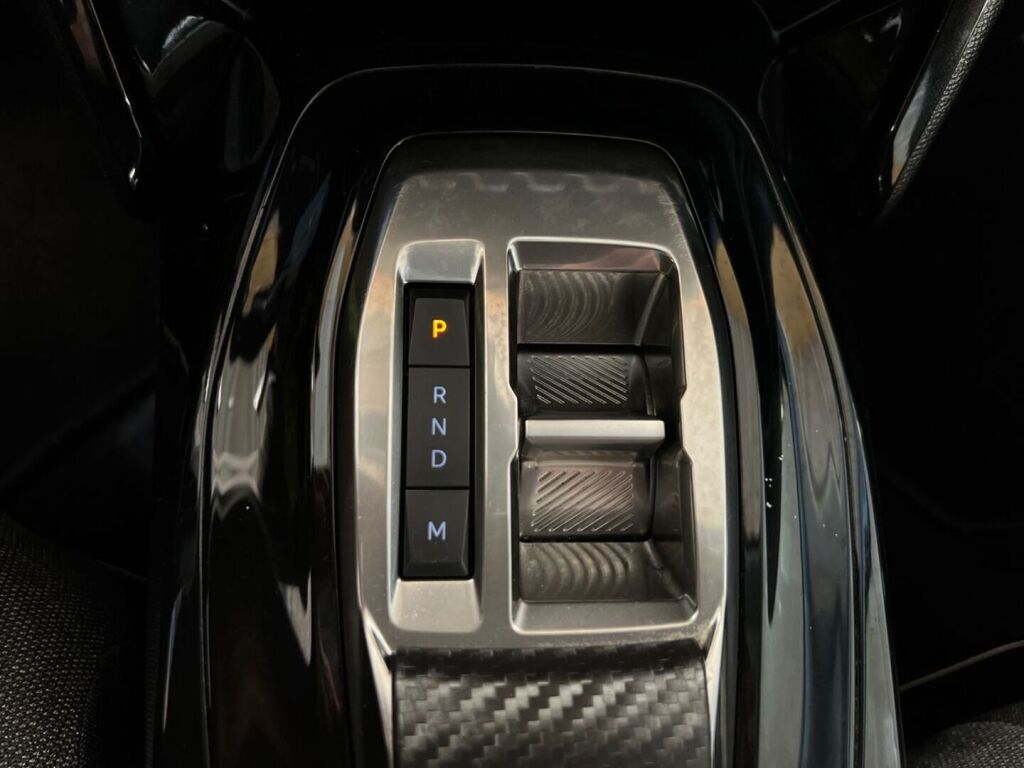 Peugeot 2008 2022 Oranssi