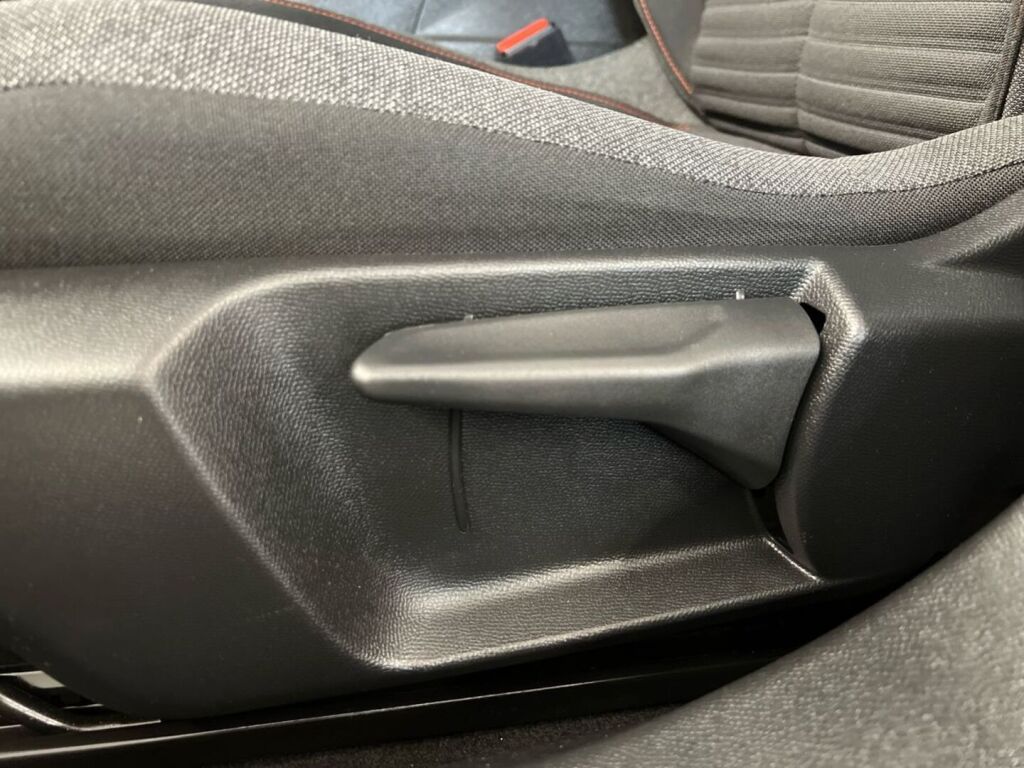 Peugeot 2008 2022 Oranssi