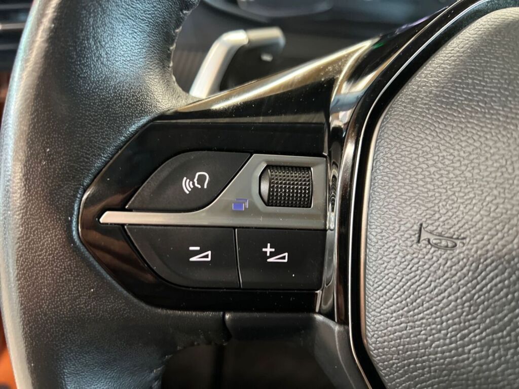 Peugeot 2008 2022 Oranssi