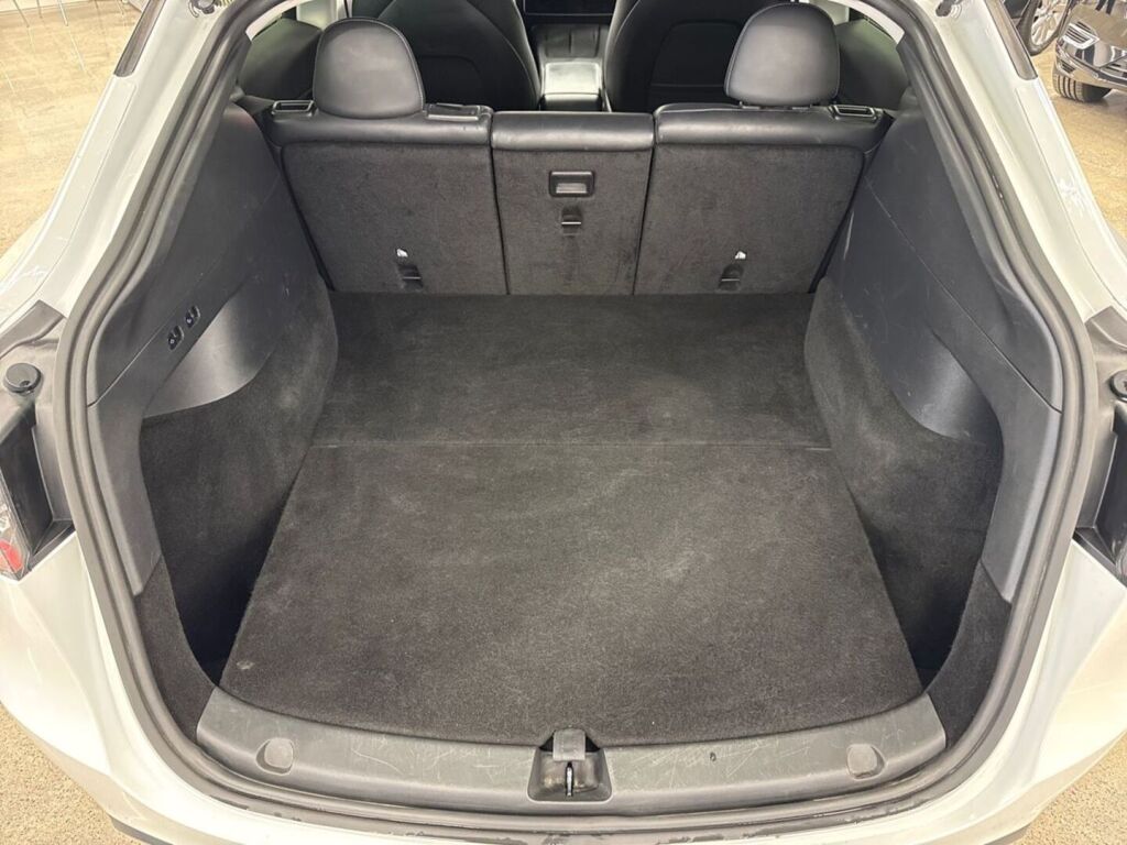 Tesla Model Y 2021 Valkoinen