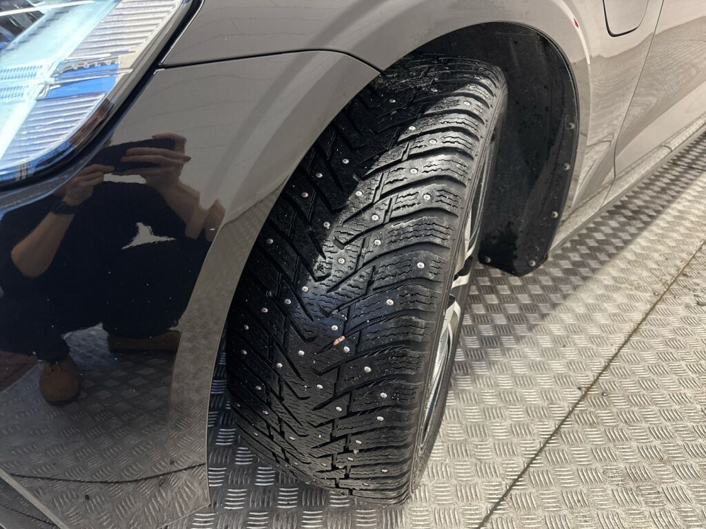 Volvo V60 2022 Musta