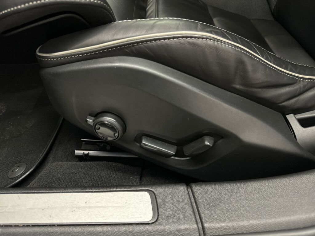 Volvo V60 2022 Musta