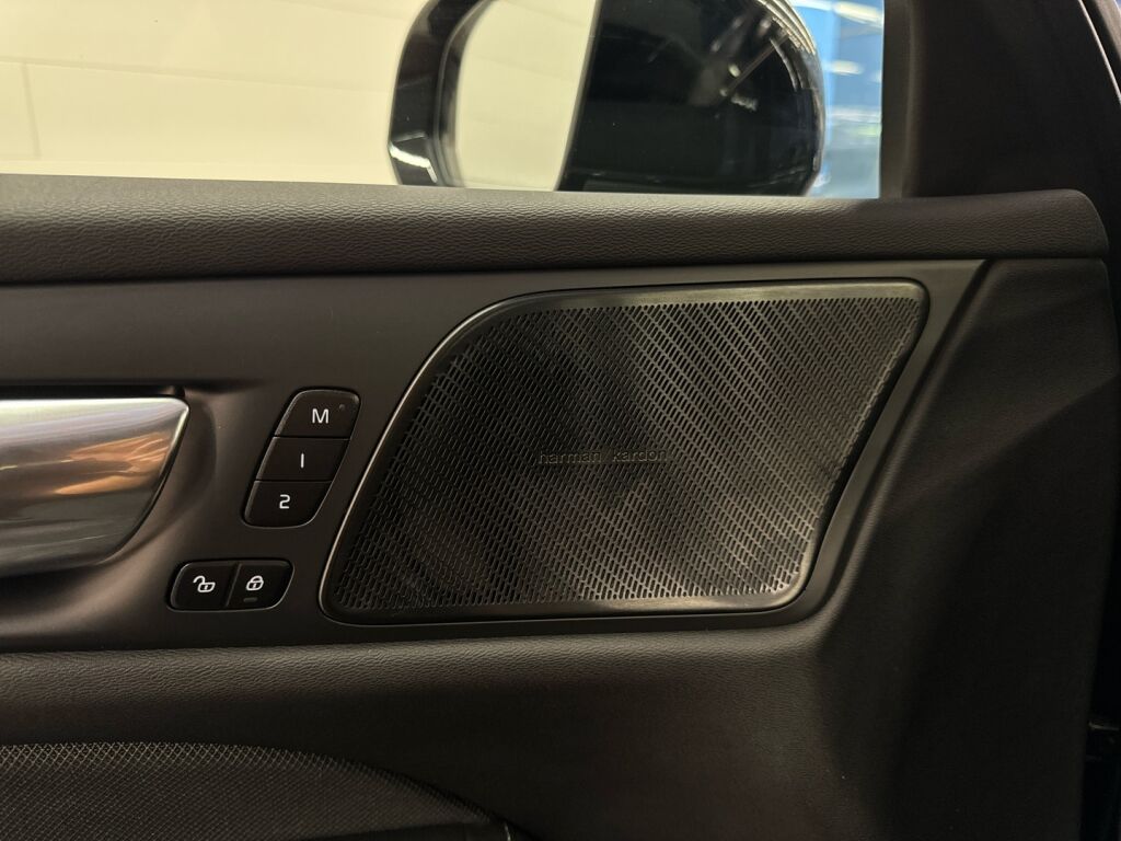 Volvo V60 2022 Musta